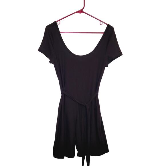 New Almost Famous Minimal Belted Scoop Neck Short Sleeve Black Romper size large - Picture 1 of 9